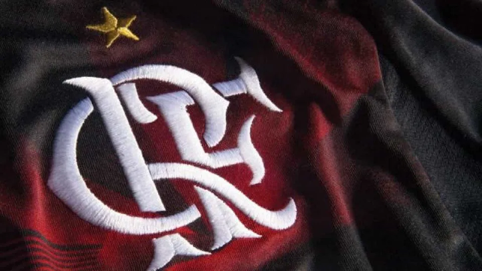 Flamengo cria crises fora de campo enquanto time luta por três títulos